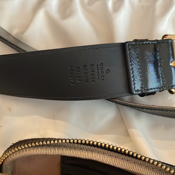 Gucci leather  funny-pack color but the Gucci logo in the front of the bag - Picture 4 of 5